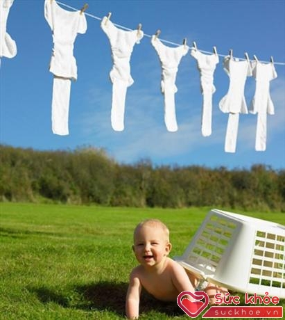 Không nên phơi quần áo trẻ em quá lâu dưới nắng gắt buổi trưa