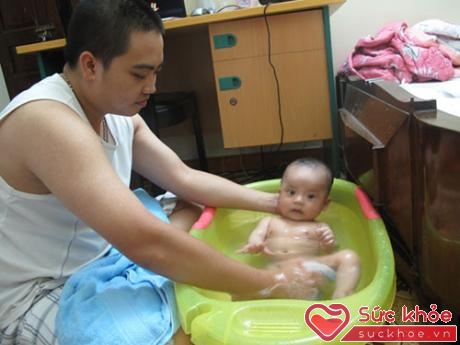 Lá chè đúng là có tính sát khuẩn nhẹ, tuy nhiên tốt nhất vẫn nên tắm cho con bằng dung dịch tắm.