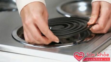 Để vệ sinh bếp từ, bạn cần cẩn thận tháo rời bộ phận dây đốt trong của chiếc bếp.