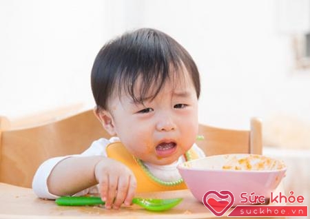 Ép trẻ ăn sẽ ảnh hưởng nặng nề đến tâm lý của trẻ sau này.