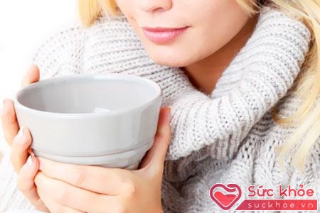 Uống nước ấm sẽ giúp cơ thể ấm áp hơn vào mùa đông