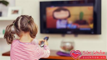 Trẻ xem ti vi quá gần: Nguy cơ ảnh hưởng nghiêm trọng đến mắt