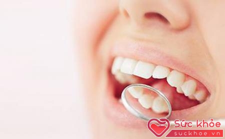 Người bệnh cần đi khám và điều trị để ngăn ngừa tổn thương răng.   