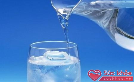 Uống nước đá khi khát gây hại cho cơ thể