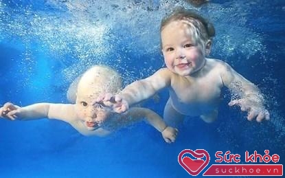 Trẻ từ 4 tháng tuổi trở đi đã có khả năng để bước vào một giáo trình học bơi toàn diện
