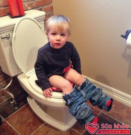 Bố mẹ thường gặp khó khăn trong việc dạy bé trai tự đi vệ sinh