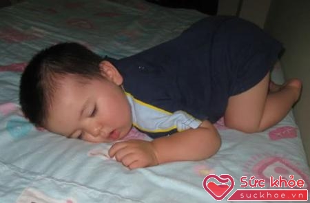 Về việc bé hay “vật vã” khi ngủ, nguyên nhân có thể do bạn cho bé ăn sát giờ đi ngủ