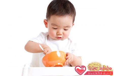 Trẻ nhỏ cần được cung cấp một chế độ dinh dưỡng cân đối, hợp lý.