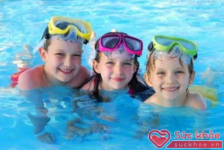 Các chuyên gia khuyến cáo, không nên cho trẻ đi bơi khi còn quá no hoặc lúc trẻ đang đói