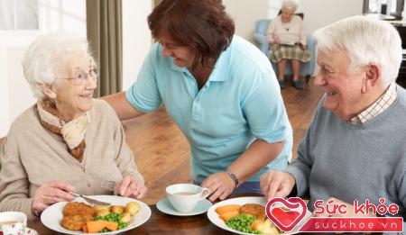 Những người trung - cao tuổi nên duy trì cuộc sống vận động, ăn uống điều độ để tránh bị tăng cân.