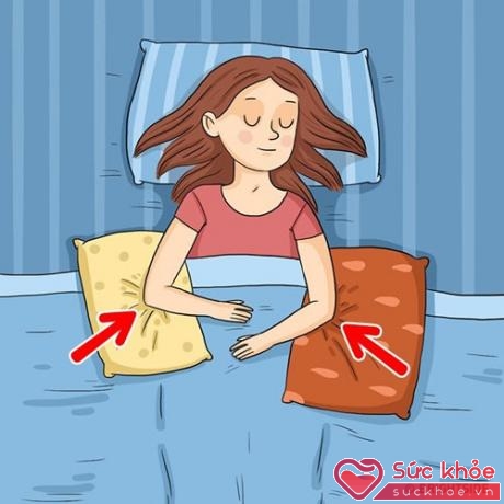 Đặt gối dưới cánh tay bạn trước khi ngủ