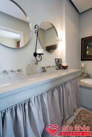  Một chiếc rèm ở bồn tắm có thể biến chân bồn tắm thành nơi cất trữ những món đồ ít dùng.