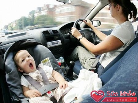 Trẻ ngồi ở ghế phụ lái cực kỳ nguy hiểm cho trẻ