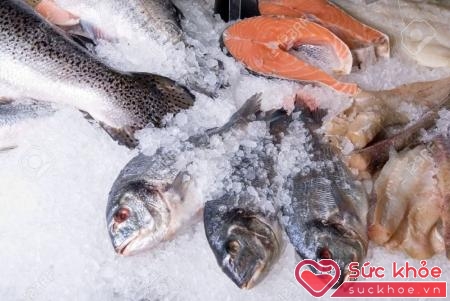 Không nên rã đông hải sản bằng cách ngâm vào nước ấm hoặc để ra ngoài nhiệt độ bình thường.