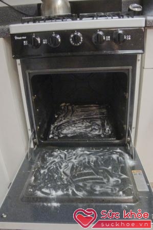 Chiếc lò nướng của phòng bếp sẽ sạch bong sau khi tẩy rửa.