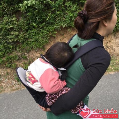 Các bà mẹ sử dụng một chiếc đai đặc biệt để buộc chặt em bé vào người