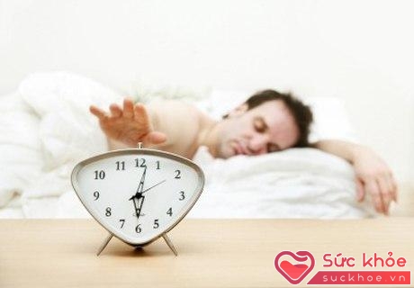 Chuyên gia khuyên bạn tốt nhất nên để đồng hồ báo thức cách giường ít nhất là 1,8 mét