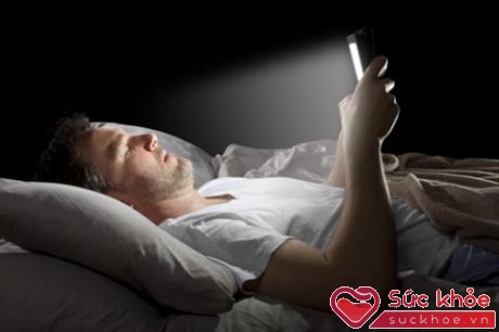 Đọc sách điện tử trước khi đi ngủ khiến thị lực giảm nhanh chóng và giấc ngủ bị ảnh hưởng