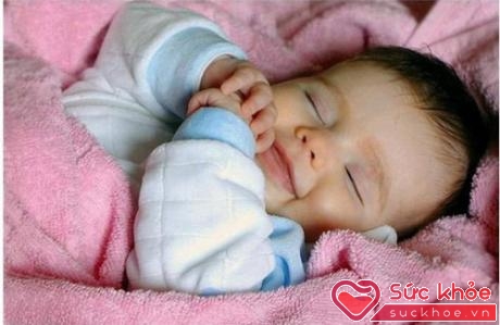 Khi ăn no, trẻ sẽ bị đầy bụng, khó tiêu gây cảm giác khó chịu cho bé khiến trẻ ngủ không ngon giấc