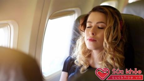Không nên ngủ khi máy bay đang cất hoặc hạ cánh, vì có thể gây ảnh hưởng lớn đến thính giác