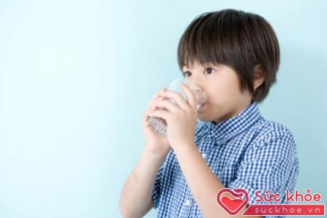 Việc uống một lúc quá nhiều nước, đặc biệt là nước đá để thỏa mãn cơn khát, sẽ không thực sự tốt cho sức khỏe bé