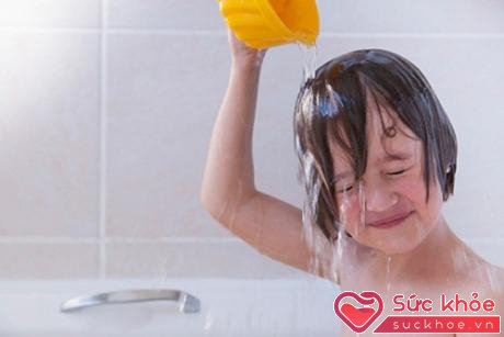 Tắm gội hoặc rửa mặt cho trẻ ngay khi vừa đi ngoài nắng về là sai lầm có thể gây nguy hiểm cho sức khỏe cũng như tính mạng của trẻ.
