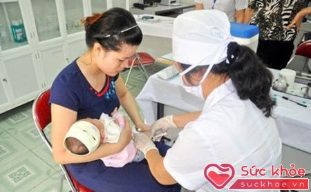 Tiêm phòng viêm gan B cho trẻ tại Trạm y tế Tân Bình, TP. Hải Dương.