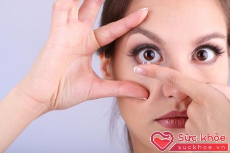 99% những người đeo kính áp tròng có ít nhất 1 hành vi nguy cơ có thể gây ra các nhiễm trùng mắt
