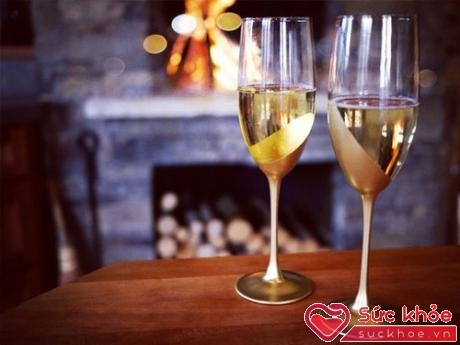 Rượu là thức quà Tết trang trọng dành tặng những người đặc biệt