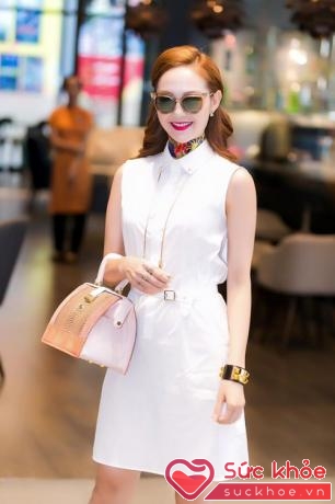 Không chỉ thu hút được các tín đồ thời trang, váy sơ mi còn "lôi kéo" được các sao Việt như Minh Hằng, cô mix với túi xách trông cực thời thượng.