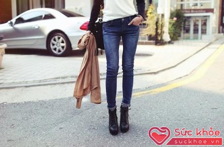 Skinny jeans giúp tôn lên sự bụi bặm, cá tính của ankle boots, đồng thời là giải pháp an toàn cho những đôi chân không dài