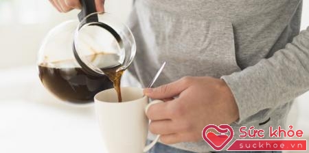 Uống nhiều cà phê sau khi uống rượu sẽ gây ra tình trạng cơ thể thiếu nước