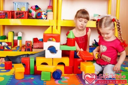 Bố mẹ nên chọn đồ chơi phù hợp với độ tuổi và tốt cho sự phát triển của trẻ nhỏ