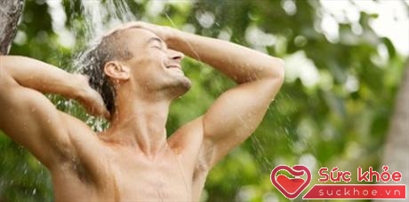 Tắm là cách giải nhiệt nhanh nhất nhưng cũng có thể gây đột quỵ