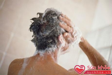 Khi gội đầu, bạn cũng cần chú ý làm sạch triệt để phần gel bám trên tóc để tránh các hư tổn về sau