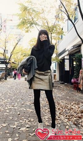 Trang phục ánh kim đang rất thịnh hành trong thời gian gần đây. Bạn có thể kết hợp một chiếc chân váy ánh kim với áo cổ lọ đen, vừa phong cách lại vừa khiến bạn nổi bật hơn trong ngày lạnh.