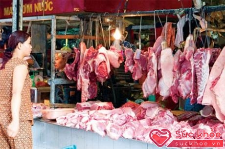 Thịt sạch và thịt bẩn được bày bán lẫn lộn