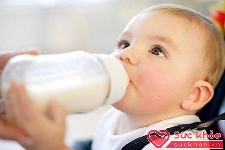 Ép trẻ uống quá nhiều sữa không tốt cho sức khỏe của trẻ