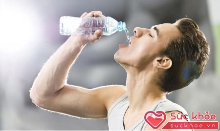 Những ngày nắng nóng, nên uống nước nhiều hơn bình thường trước khi có cảm giác khát.