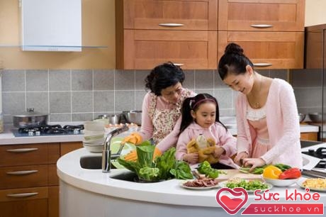 Cha mẹ lưu ý mỗi bữa ăn nên phối hợp nhiều loại rau củ cho con