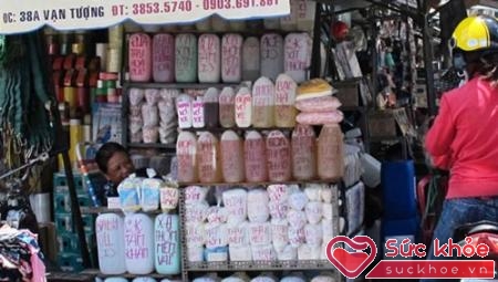 Đủ loại hóa chất tạo kem dưỡng trắng có bán ở chợ Kim Biên