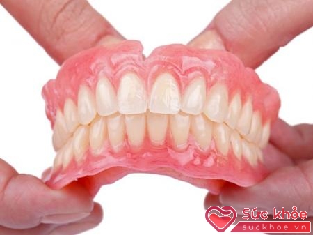 Răng giả tháo lắp là một loại răng được kết cấu bằng nền nhựa, trên đó có gắn răng