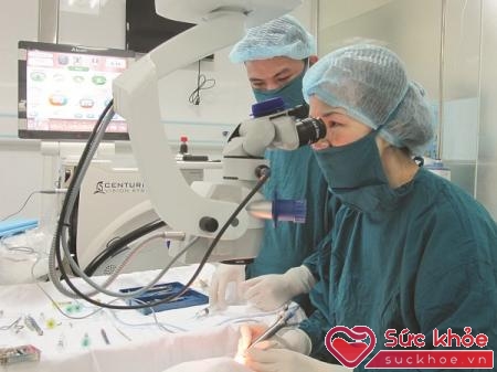 TS.BS. Trần Thị Phương Thu đang thực hiện một ca phẫu thuật phaco