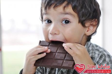Trẻ nhỏ thường rất thích ăn kẹo ngọt