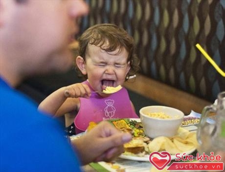 Trong bữa ăn gia đình, trẻ cũng có thể gây ra những rắc rối khiến mọi người mất vui