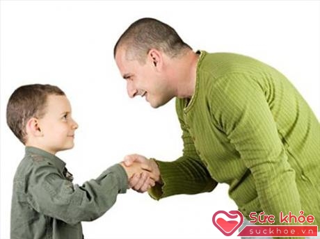 Bố mẹ nên giúp con trở thành một vị khách nhí lịch sự mỗi khi đến chơi nhà người khác