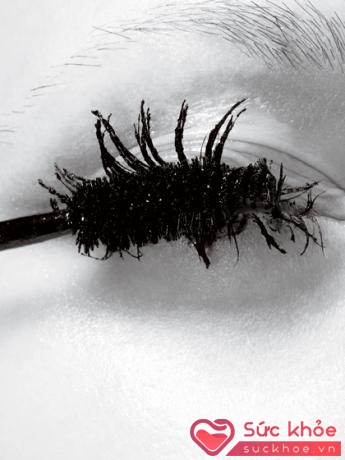 Chải mascara quá nhiều lần sẽ khiến những sợi mi của bạn trở nên khô cứng, vón cục
