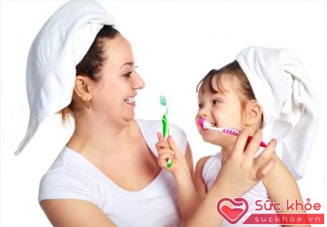 Đánh răng, rửa mặt là việc đầu tiên mẹ nên tập cho bé