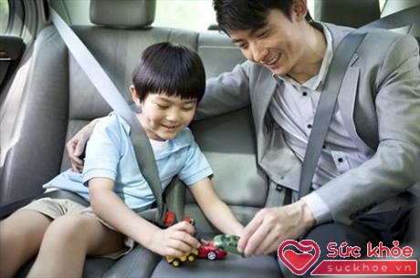Bố hãy đặt bé lên lòng mình và cho bé đặt tay vào tay lái như cách bố đang lái xe