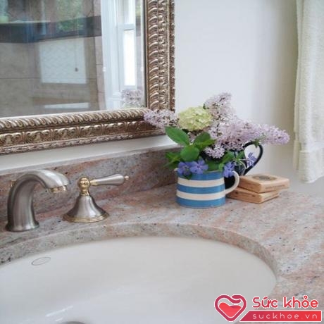 Một bình hoa nhỏ khiến phòng tắm thêm thư giãn.